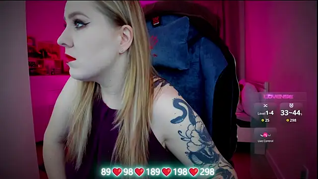 Olivia Munk online show from November 11, 2025, 4:56 am