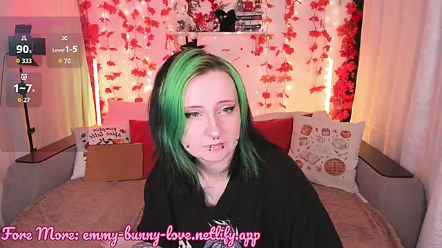 Snapshot of EmmyBunny chatting on October 6, 2025, 3:31 pm EmmyBunny online show from October 6, 2025, 3:31 pm