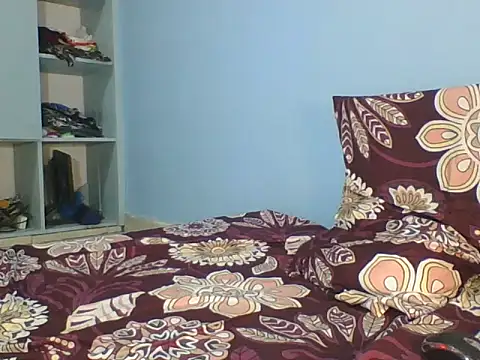 Snapshot of SilentQueen93 chatting on November 3, 2025, 4:08 pm SilentQueen93 online show from November 3, 2025, 4:08 pm