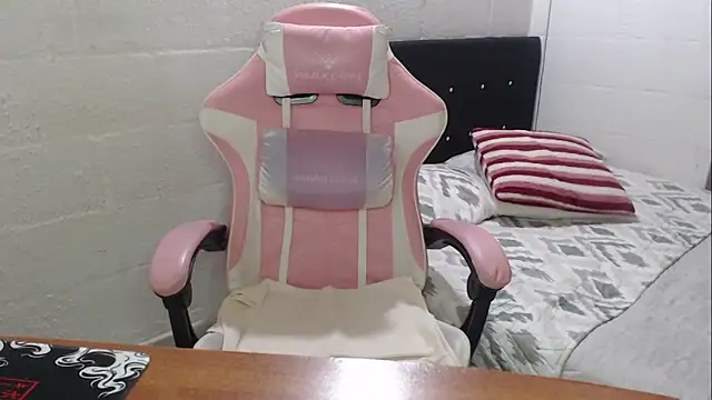 Snapshot of jade04_roberts chatting on October 14, 2025, 11:49 pm jade04 roberts online show from October 14, 2025, 11:49 pm