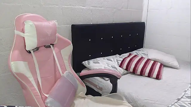 Snapshot of jade04_roberts chatting on October 21, 2025, 2:18 pm jade04 roberts online show from October 21, 2025, 2:18 pm