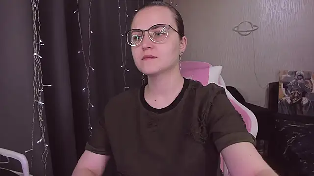 Snapshot of MissBrightShine chatting on October 22, 2025, 10:26 am MissBrightShine online show from October 22, 2025, 10:26 am