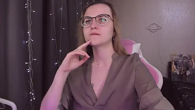 Snapshot of MissBrightShine chatting on October 23, 2025, 10:47 am MissBrightShine online show from October 23, 2025, 10:47 am