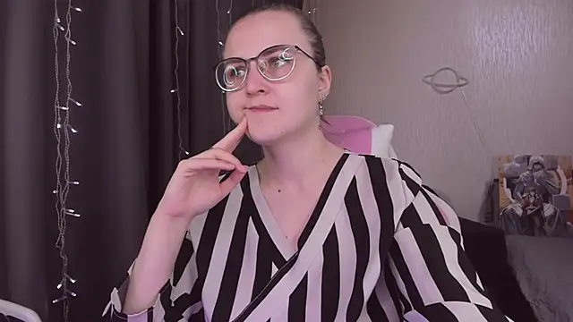 Snapshot of MissBrightShine chatting on October 30, 2025, 10:06 am MissBrightShine online show from October 30, 2025, 10:06 am