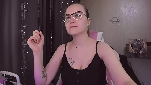 Snapshot of MissBrightShine chatting on November 16, 2025, 10:32 am MissBrightShine online show from November 16, 2025, 10:32 am