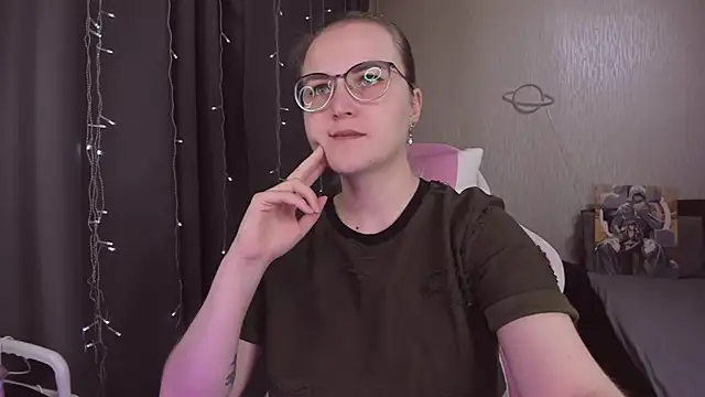 Snapshot of MissBrightShine chatting on November 18, 2025, 10:31 am MissBrightShine online show from November 18, 2025, 10:31 am