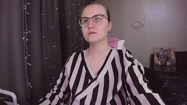 Snapshot of MissBrightShine chatting on November 28, 2025, 11:13 am MissBrightShine online show from November 28, 2025, 11:13 am