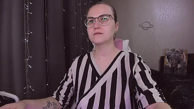 Snapshot of MissBrightShine chatting on December 3, 2025, 11:30 am MissBrightShine online show from December 3, 2025, 11:30 am