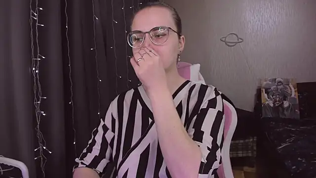 Snapshot of MissBrightShine chatting on December 4, 2025, 11:19 am MissBrightShine online show from December 4, 2025, 11:19 am