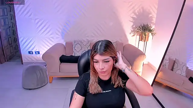 Snapshot of LisaMonroe_ chatting on March 10, 2025, 8:23 pm LisaMonroe online show from March 10, 2025, 8:23 pm