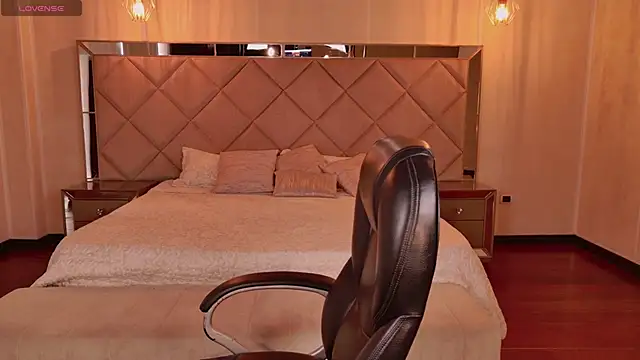 Snapshot of LisaMonroe_ chatting on September 8, 2025, 8:19 pm LisaMonroe online show from September 8, 2025, 8:19 pm