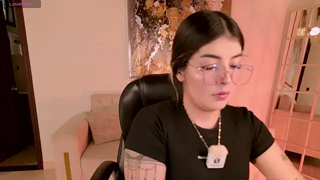 Snapshot of LisaMonroe_ chatting on October 27, 2025, 8:13 pm LisaMonroe online show from October 27, 2025, 8:13 pm