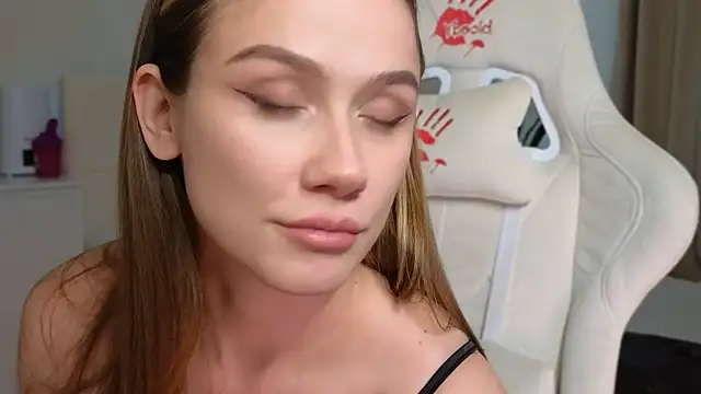 Snapshot of Madi_soon chatting on February 14, 2025, 5:36 pm Madi soon online show from February 14, 2025, 5:36 pm