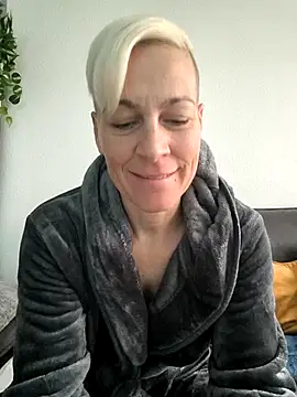 Snapshot of DarleenHot chatting on October 25, 2025, 7:16 am DarleenHot online show from October 25, 2025, 7:16 am