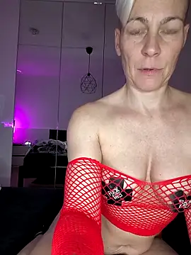 Snapshot of DarleenHot chatting on December 1, 2025, 6:13 pm DarleenHot online show from December 1, 2025, 6:13 pm