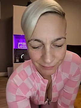 Snapshot of DarleenHot chatting on December 4, 2025, 4:16 pm DarleenHot online show from December 4, 2025, 4:16 pm