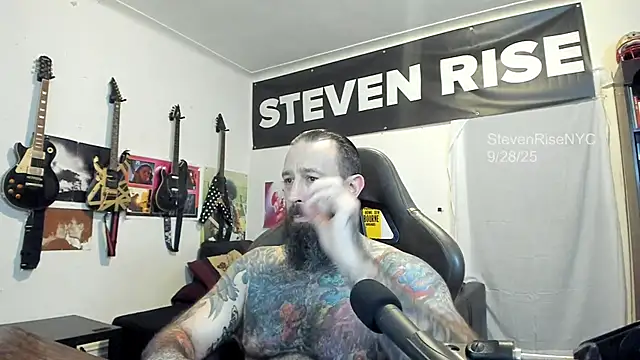 Snapshot of StevenRiseNYC chatting on September 28, 2025, 10:15 pm StevenRiseNYC online show from September 28, 2025, 10:15 pm
