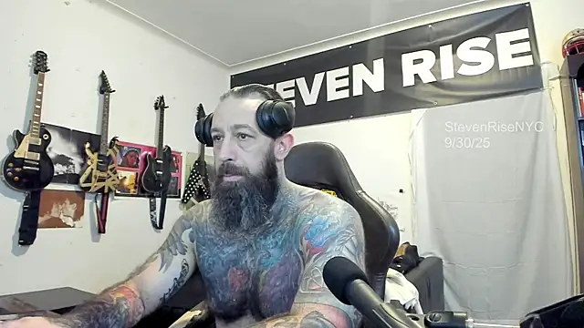 Snapshot of StevenRiseNYC chatting on September 30, 2025, 1:27 pm StevenRiseNYC online show from September 30, 2025, 1:27 pm