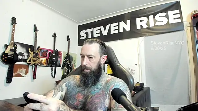 Snapshot of StevenRiseNYC chatting on October 1, 2025, 1:33 am StevenRiseNYC online show from October 1, 2025, 1:33 am