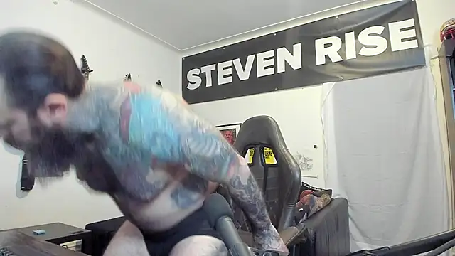 Snapshot of StevenRiseNYC chatting on October 28, 2025, 12:25 am StevenRiseNYC online show from October 28, 2025, 12:25 am