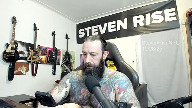 Snapshot of StevenRiseNYC chatting on October 29, 2025, 1:02 pm StevenRiseNYC online show from October 29, 2025, 1:02 pm