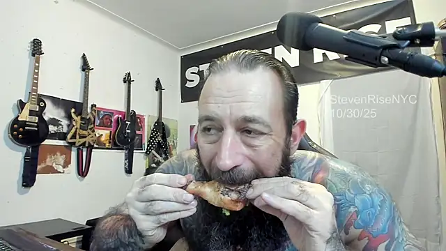 Snapshot of StevenRiseNYC chatting on October 31, 2025, 2:34 am StevenRiseNYC online show from October 31, 2025, 2:34 am