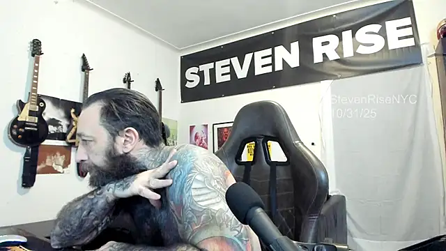 Snapshot of StevenRiseNYC chatting on October 31, 2025, 2:40 pm StevenRiseNYC online show from October 31, 2025, 2:40 pm