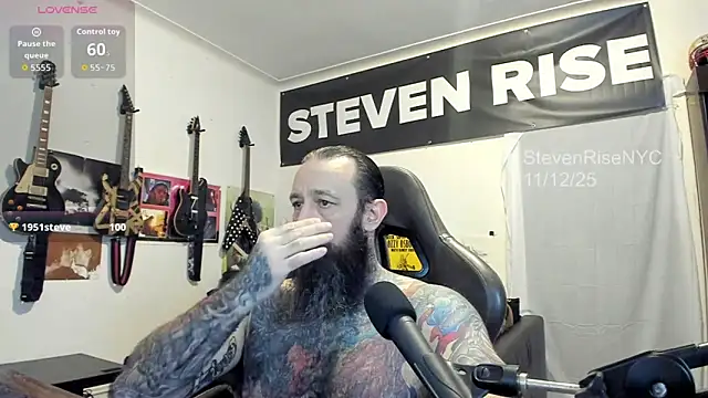 Snapshot of StevenRiseNYC chatting on November 13, 2025, 3:05 am StevenRiseNYC online show from November 13, 2025, 3:05 am