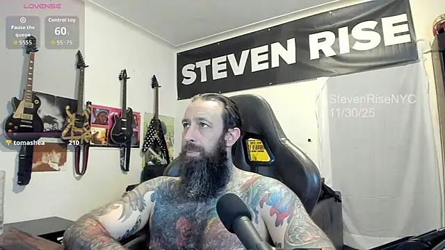 Snapshot of StevenRiseNYC chatting on December 1, 2025, 1:21 am StevenRiseNYC online show from December 1, 2025, 1:21 am
