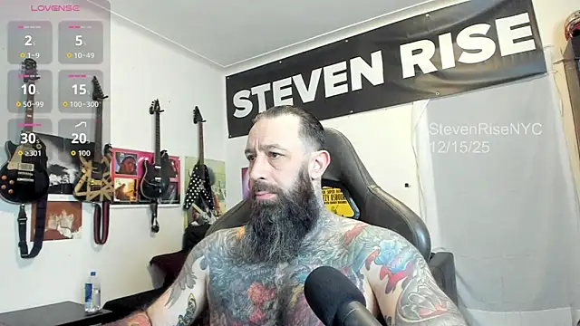 Snapshot of StevenRiseNYC chatting on December 15, 2025, 3:05 pm StevenRiseNYC online show from December 15, 2025, 3:05 pm