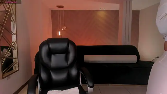 LizzHamilton   online show from November 20, 2025, 9:25 pm