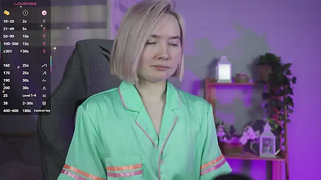 ReiYosimoto online show from November 18, 2025, 6:01 pm