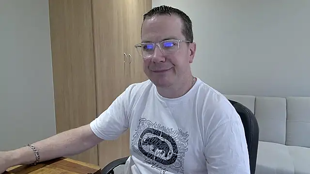 Snapshot of BrettJ81 chatting on October 26, 2025, 1:50 pm BrettJ81 online show from October 26, 2025, 1:50 pm