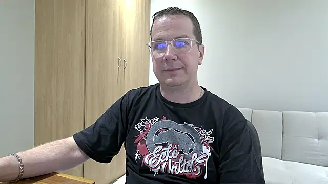 Snapshot of BrettJ81 chatting on December 3, 2025, 3:21 pm BrettJ81 online show from December 3, 2025, 3:21 pm