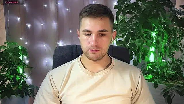 Snapshot of Sweeet__boy chatting on February 13, 2025, 8:17 am Sweeet boy online show from February 13, 2025, 8:17 am