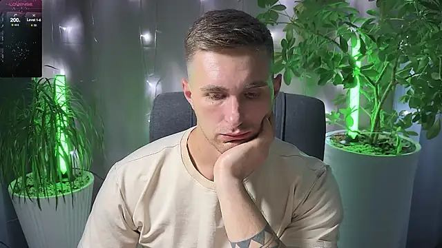 Snapshot of Sweeet__boy chatting on March 16, 2025, 8:00 pm Sweeet boy online show from March 16, 2025, 8:00 pm