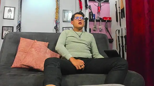 Snapshot of dom2travelersss chatting on March 8, 2025, 6:26 pm dom2travelersss online show from March 8, 2025, 6:26 pm