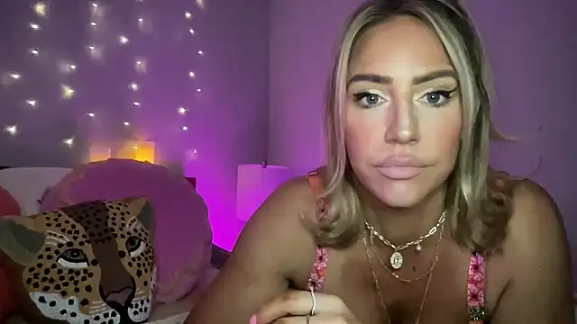 Snapshot of Fitnessbabe69 chatting on December 28, 2024, 11:30 am Fitnessbabe69 online show from December 28, 2024, 11:30 am