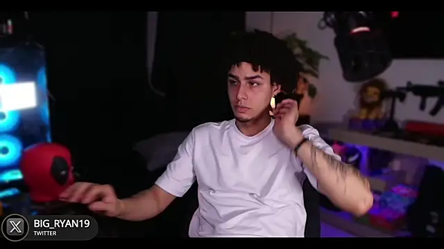 Snapshot of bigryann23 chatting on January 19, 2025, 1:00 am bigryann23 online show from January 19, 2025, 1:00 am